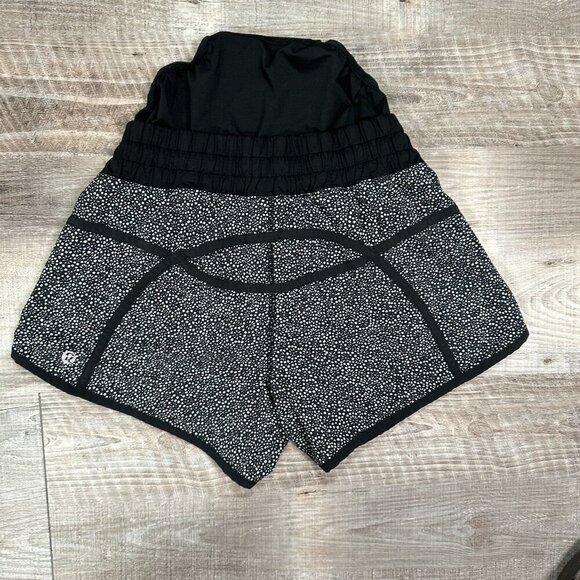 Lululemon Tracker Short IV Freckle Flower Black White / Black Size 4 - Picture 7 of 9